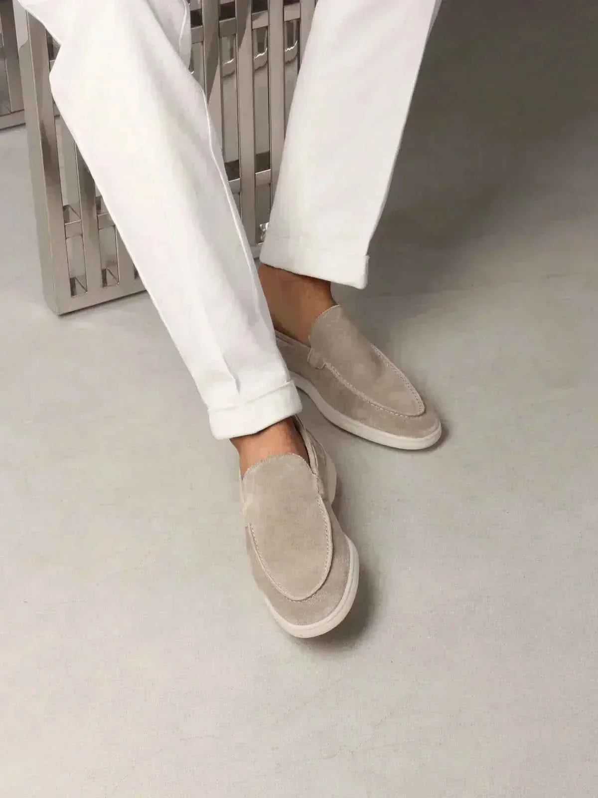 Klassisk Mokassin i Lys Grå Suede